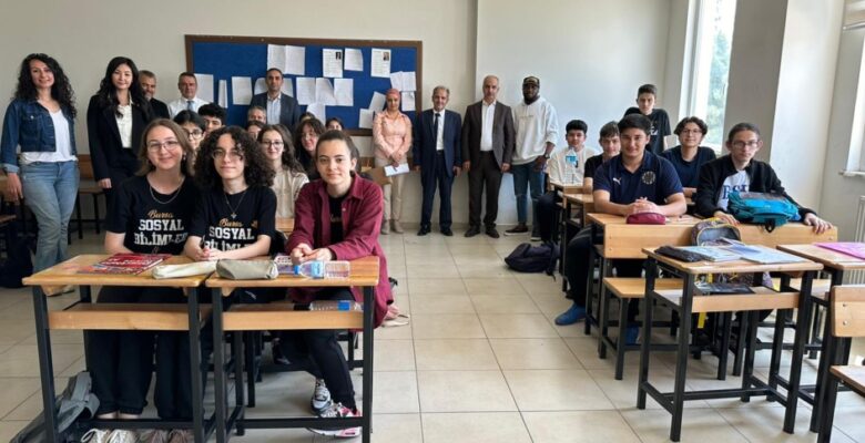 Yabancı öğretim görevlilerinden liseli gençlere İngilizce dersi