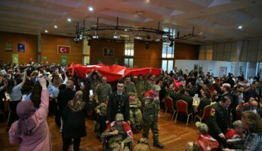 Kınalı kuzular için asker eğlencesi