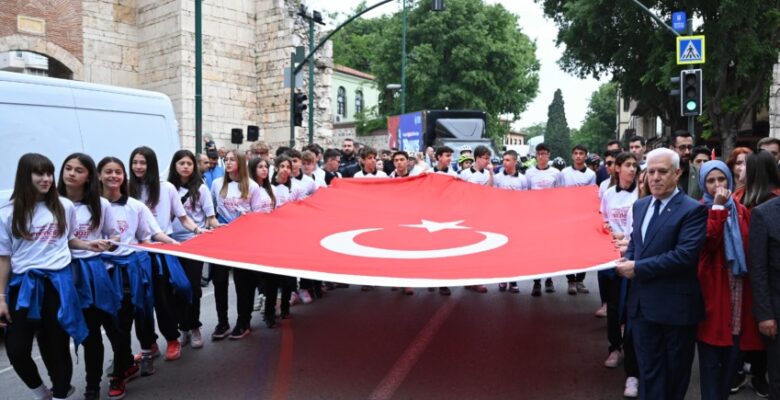 Bursa’da 19 Mayıs coşkusu kortej yürüyüşüyle başladı