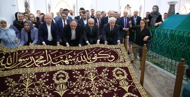 6 asırlık türbenin ‘puşide örtüsü’ yenilendi