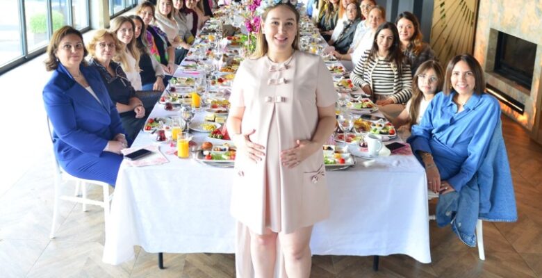 Başak Şen’den renkli  baby shower daveti