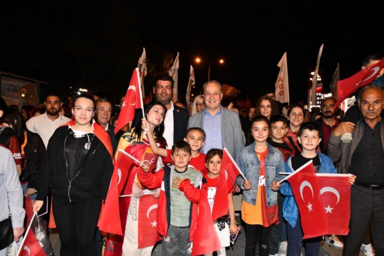 CUMHURİYET GENÇLERİ MUSTAFAKEMALPAŞA’YI AYDINLATTI