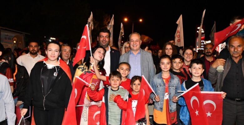 CUMHURİYET GENÇLERİ MUSTAFAKEMALPAŞA’YI AYDINLATTI