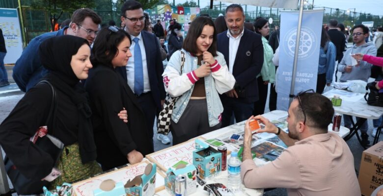 Üniversiteli gençler festivalde eğlenerek stres attı