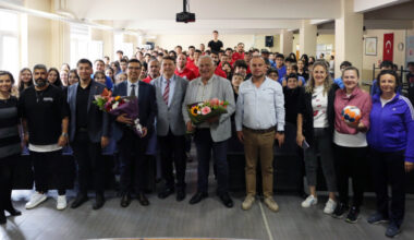 Nilüfer Belediyespor Hentbol Takımı öğrencilerle buluştu