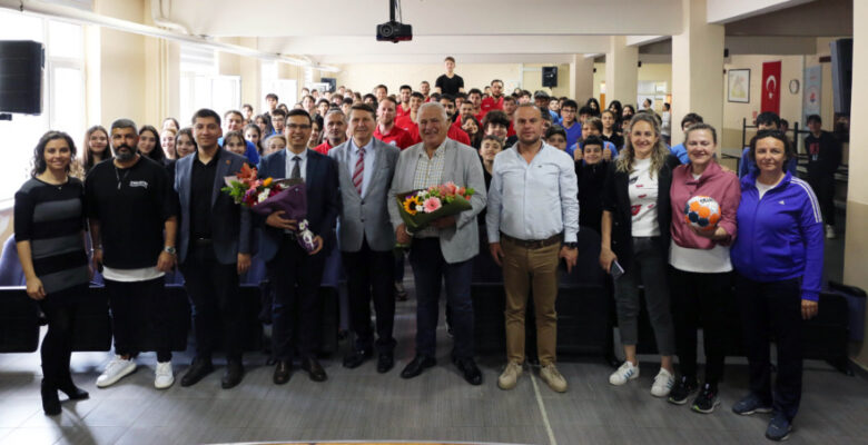 Nilüfer Belediyespor Hentbol Takımı öğrencilerle buluştu