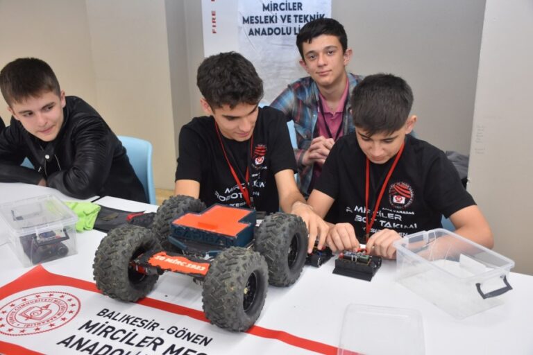 BURSA’DA ULUSAL ROBOT YARIŞMASI BAŞLADI