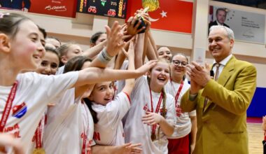 U11 KIZLARI ŞAMPİYONLUK KUPALARINI BAŞKAN ŞÜKRÜ ERDEM’DEN ALDILAR