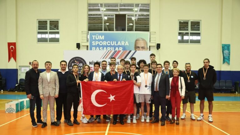 Kardeş Kentler Basketbol Turnuvası kupa töreni ile tamamlandı