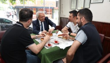 Simitler Başkan’dan çaylar vatandaştan