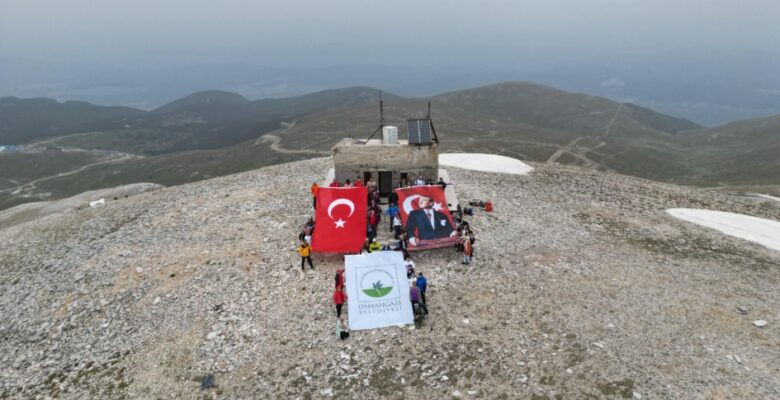 Osmangazili dağcılar 19 Mayıs’ı Uludağ zirvede kutladı