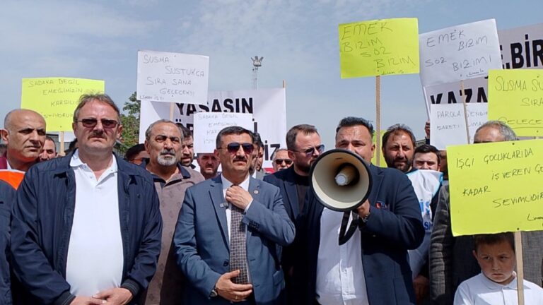 LİMAN İŞÇİSİ HAKLARINI ARIYOR