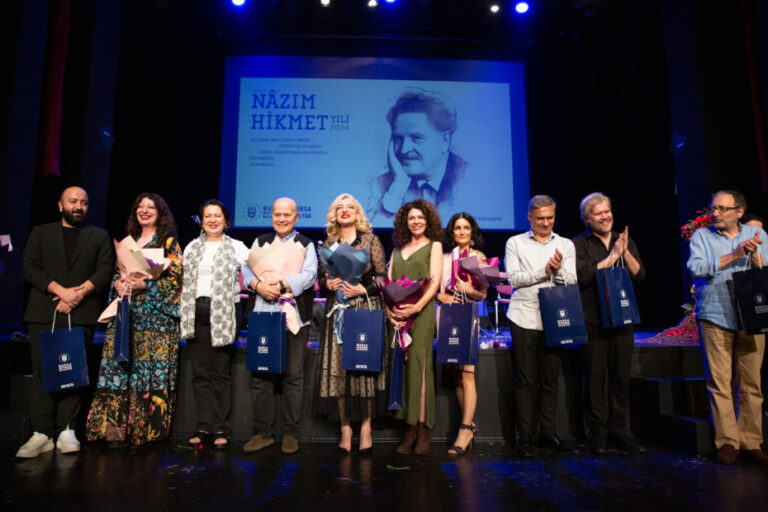 Şarkılarla, şiirlerle Nâzım Hikmet