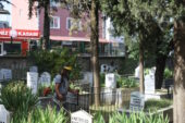 Büyükşehir ile 17 ilçedeki mezarlıklar bayrama hazır