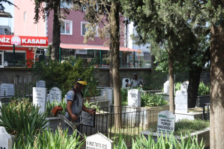 Büyükşehir ile 17 ilçedeki mezarlıklar bayrama hazır