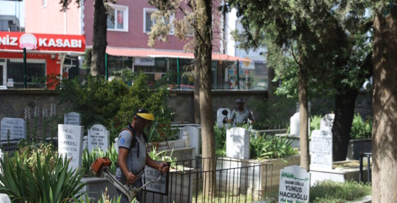 Büyükşehir ile 17 ilçedeki mezarlıklar bayrama hazır
