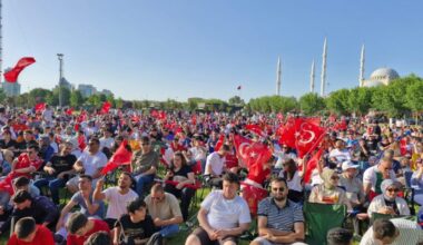 Bursalılar Türkiye – Portekiz maçını dev ekranlarda izledi