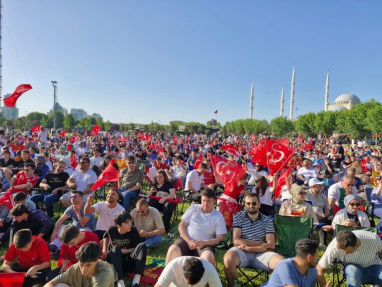 Bursalılar Türkiye – Portekiz maçını dev ekranlarda izledi