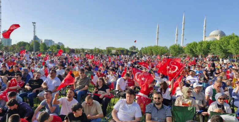Bursalılar Türkiye – Portekiz maçını dev ekranlarda izledi