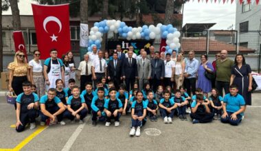 Başkan Erkan Aydın, öğrenciler ile birlikte okul boyadı