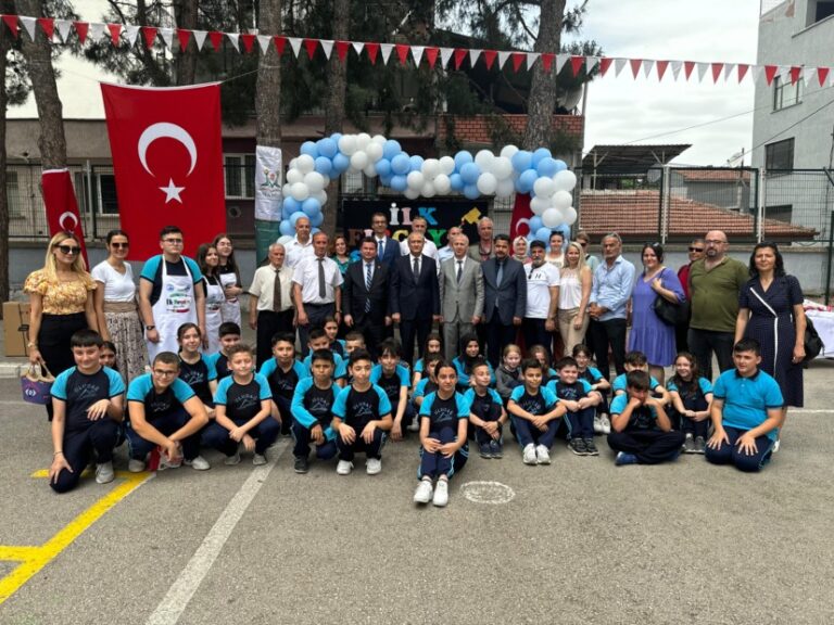Başkan Erkan Aydın, öğrenciler ile birlikte okul boyadı