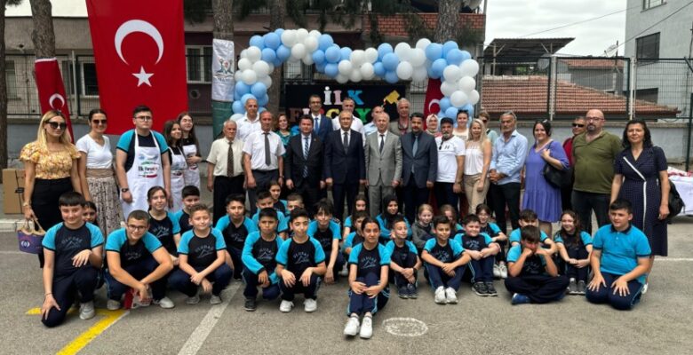 Başkan Erkan Aydın, öğrenciler ile birlikte okul boyadı