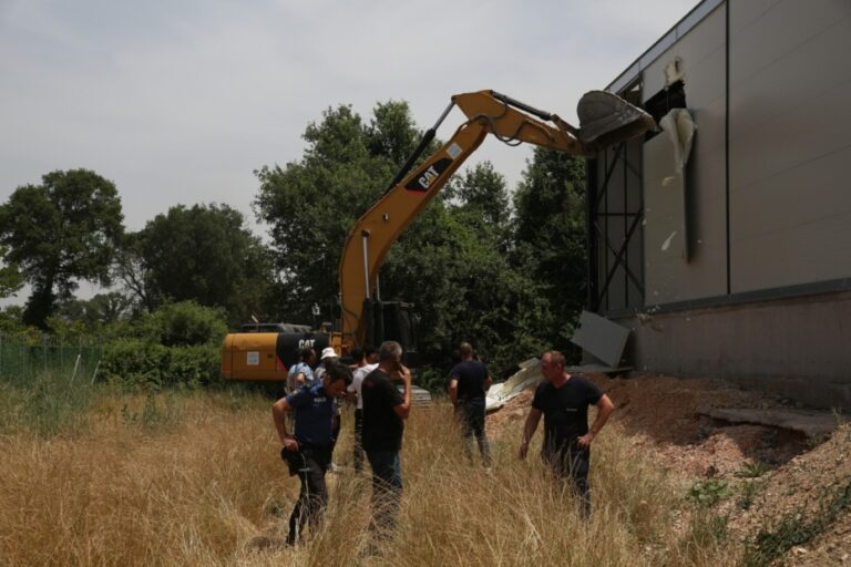 Ürünlü ve Alaaddinbey’de kaçak yapılara müdahale