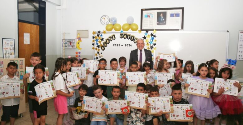 Miniklerin karneleri Başkan Şadi Özdemir’den