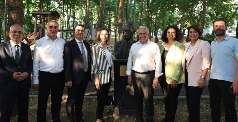Nâzım Hikmet şiirleriyle andı