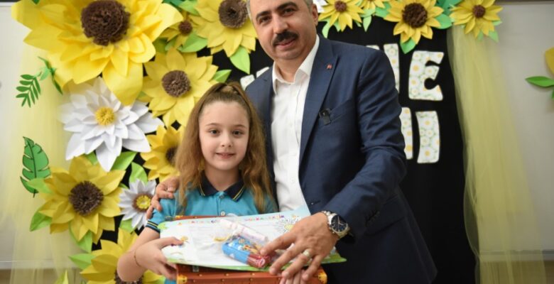 BAŞKAN YILMAZ KARNE ALAN TÜM ÖĞRENCİLERİ TEBRİK ETTİ