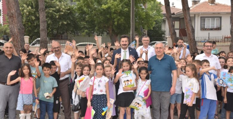 BAŞKAN ÖZEL KARNE SEVİNCİNE ORTAK OLDU