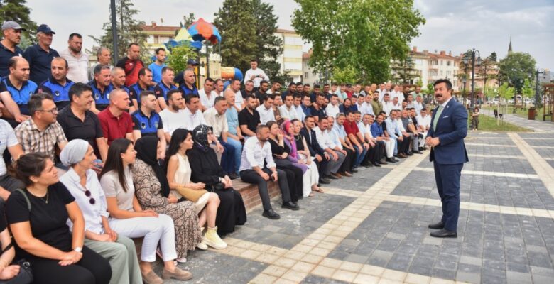 BAŞKAN ÖZEL BELEDİYE PERSONELİYLE BAYRAMLAŞTI