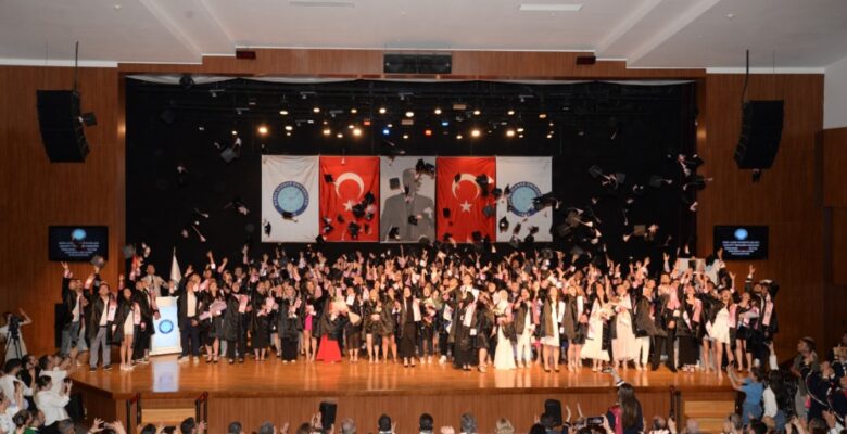 BUÜ’de mezun sayısı 300 bini geçti