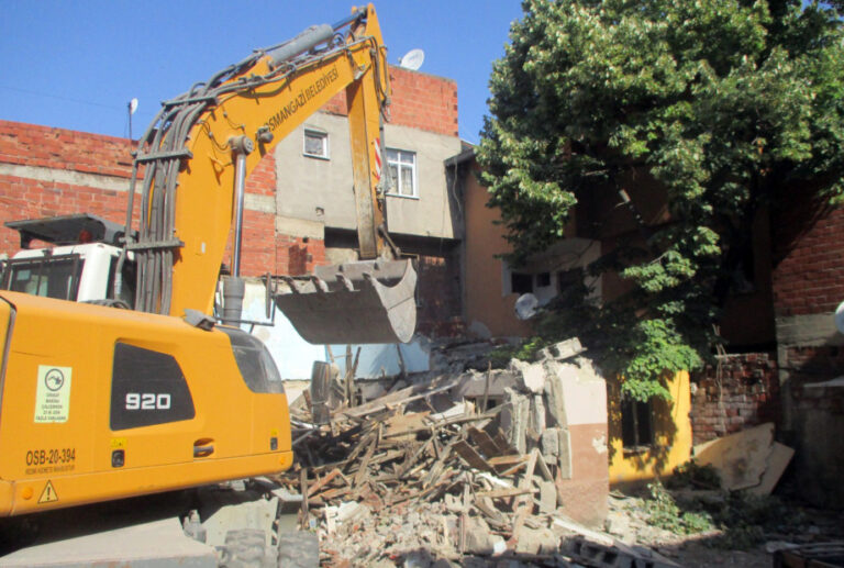 Tehlike saçan metruk binalar yıkılıyor