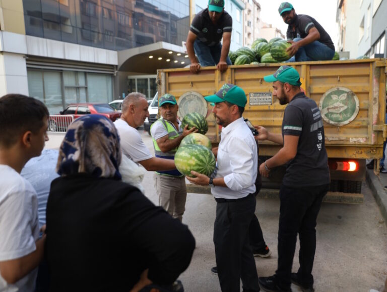 Büyükşehir hem çiftçiyi hem vatandaşı gülümsetti