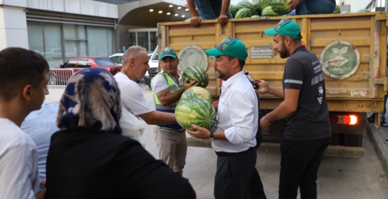 Büyükşehir hem çiftçiyi hem vatandaşı gülümsetti