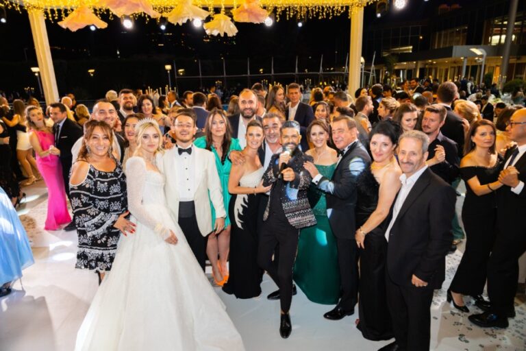 Görkemli düğünle dünya evine girdiler