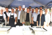 Başkan Aydın, kazanın başına geçti aşure dağıttı
