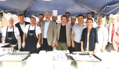Başkan Aydın, kazanın başına geçti aşure dağıttı