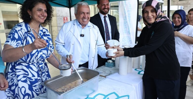 Başkan Şadi Özdemir’den çalışanlara aşure ikramı