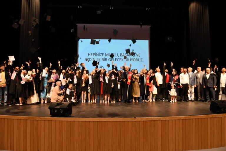 BAŞKAN ERDEM, GENÇLERİ MEZUNİYET SEVİNÇLERİNDE YALNIZ BIRAKMADI