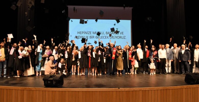 BAŞKAN ERDEM, GENÇLERİ MEZUNİYET SEVİNÇLERİNDE YALNIZ BIRAKMADI