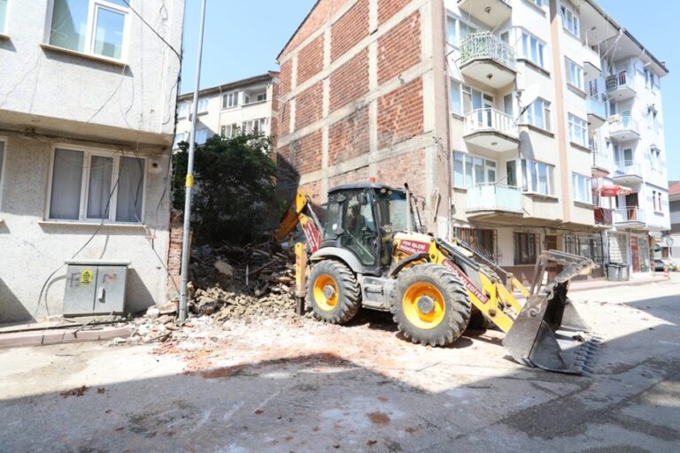 METRUK BİNALAR BİRER BİRER YIKILIYOR