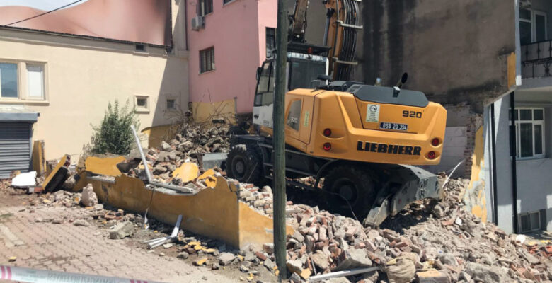 Kamu arazisine inşa edilen gecekondu yıkıldı