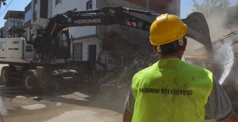 YILDIRIM BELEDİYESİ METRUK BİNA BIRAKMIYOR