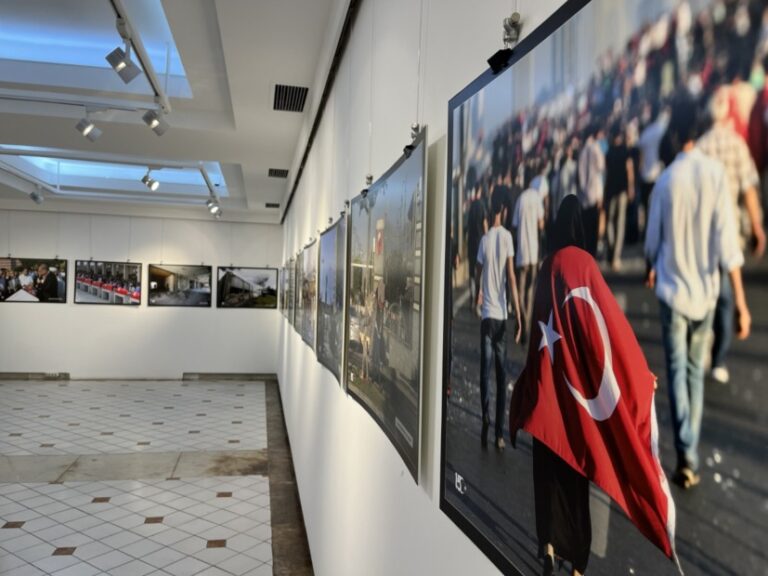 YILDIRIM BELEDİYESİ “15 TEMMUZ” KONULU FOTOĞRAF SERGİSİ AÇTI