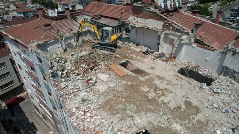 YILDIRIM’DA RİSKLİ BİNALAR YIKILIYOR