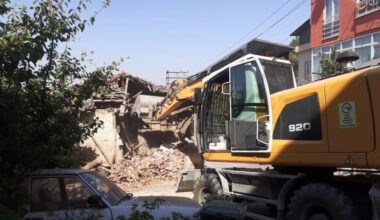 Osmangazi’de bir metruk bina daha yıkıldı
