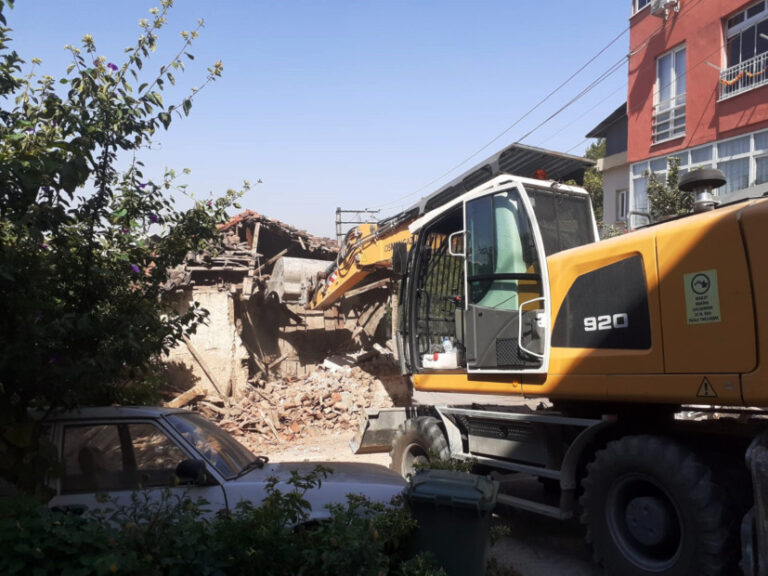 Osmangazi’de bir metruk bina daha yıkıldı