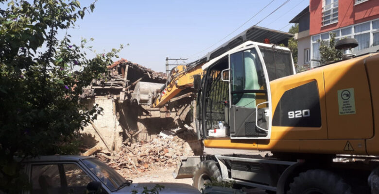 Osmangazi’de bir metruk bina daha yıkıldı
